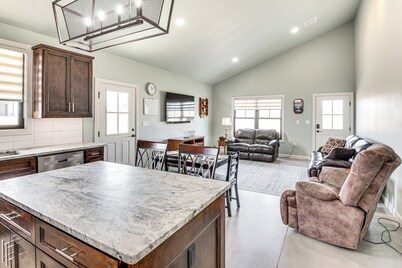Family-Friendly Apt w/ Lake Views in Ponca City!