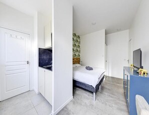 Iron/ironing board - Nice Studio for 2 Close to the Seine (Paris)