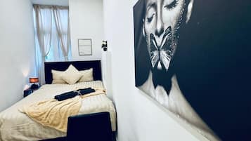 Basic Room | Iron/ironing board