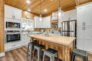 Fridge, microwave, stovetop, dishwasher - Furnished Deck + Views: Rural Schulenburg Retreat (Schulenburg)