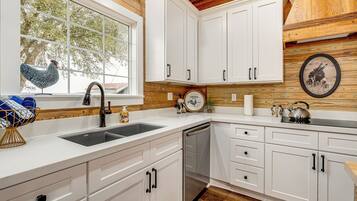 Fridge, microwave, stovetop, dishwasher