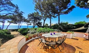 Outdoor dining - Apartments for 15 People (Fréjus)