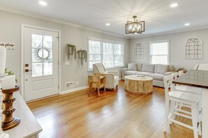 TV - Screened Patio & Fire Pit: Modern Westerville Home (Westerville)