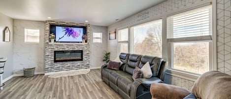 TV, fireplace