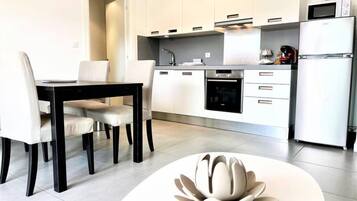 Dishwasher, coffee/tea maker, electric kettle, toaster