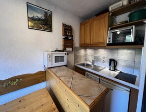 Fridge, microwave, oven, coffee/tea maker - Apartments in La Clusaz (La Clusaz)