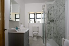 Shower, hair dryer, towels - Luxurious House, Lodge & Garden, Private Parking (Gloucestershire)