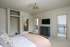 5 bedrooms, desk, iron/ironing board, WiFi - Luxurious House, Lodge & Garden, Private Parking (Gloucestershire)