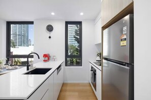 Een koelkast, een microgolfoven, een oven, een kookplaat