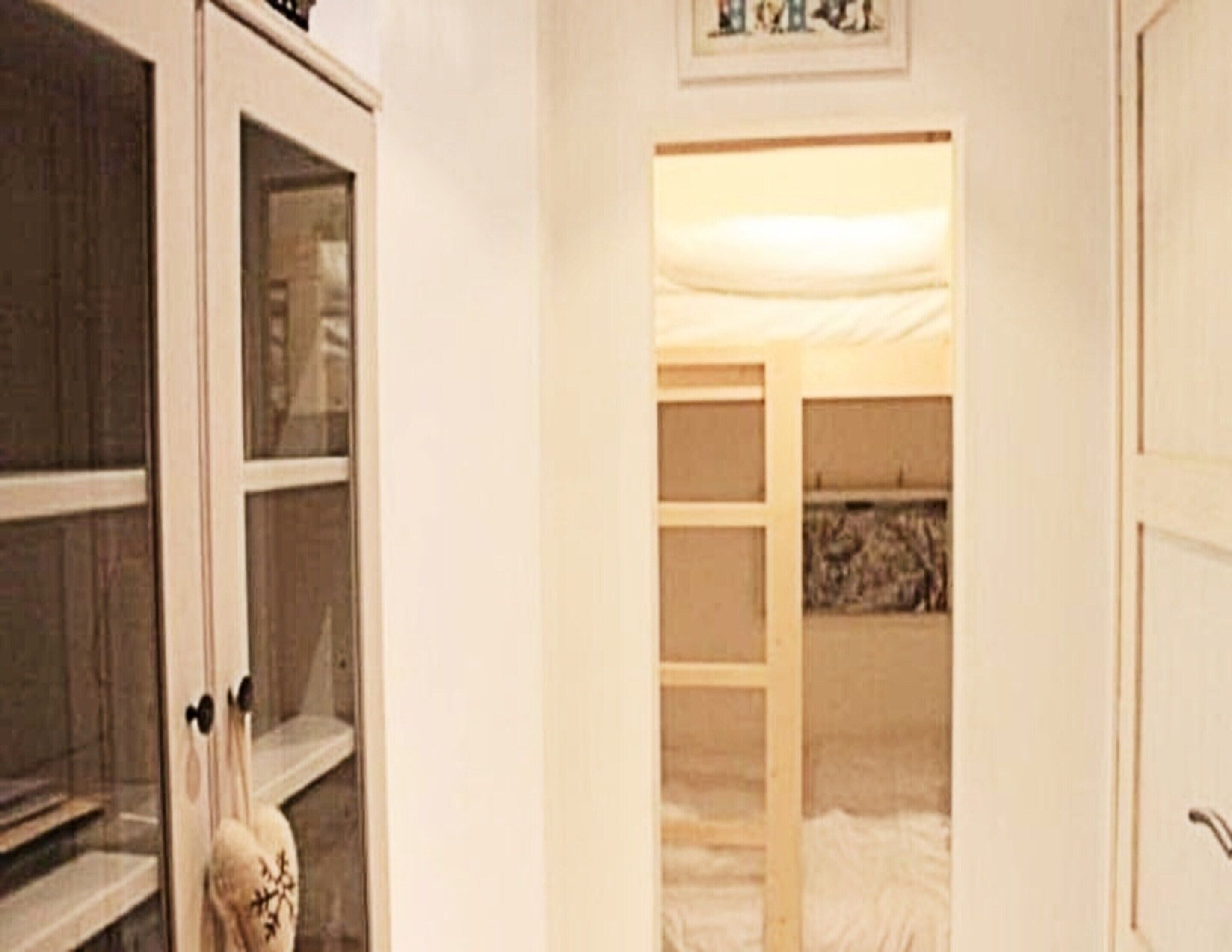 Iron/ironing board, bed sheets