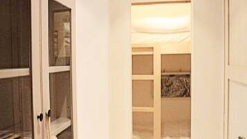 Iron/ironing board, bed sheets