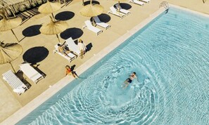 Utendørsbasseng og et oppvarmet basseng