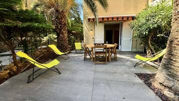 Tempat makan outdoor