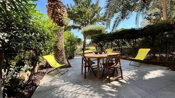 Tempat makan outdoor