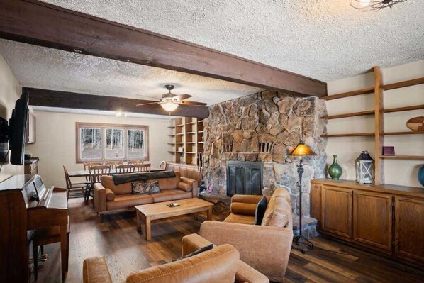 Televisión, futbolito, tenis de mesa y libros 