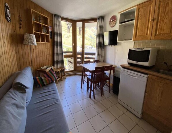 Fridge, dishwasher, coffee/tea maker, electric kettle