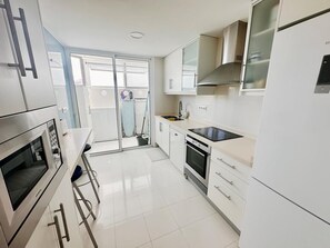 Kjøleskap, mikrobølgeovn, ovn og kokeplater