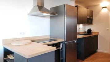 Microwave, dishwasher, cookware/dishes/utensils