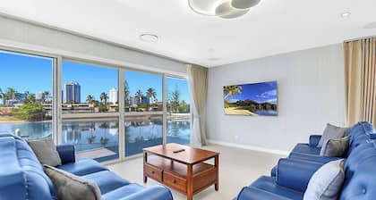 Spacious 4-Bedroom Riverside Home Surfers Paradise