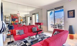 Living area - Stunning 3P Apt With Sea View (Cannes)