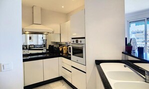 Kühlschrank, Mikrowelle, Ofen, Geschirrspüler