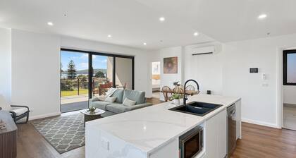 Stylish 2 Bedroom Near Shops and Coastal Trails
