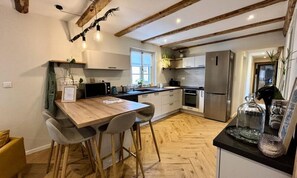 Geladeira, micro-ondas, fogão, lava-louças