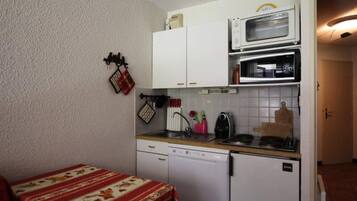 Lemari es, microwave, oven, dan mesin pencuci piring