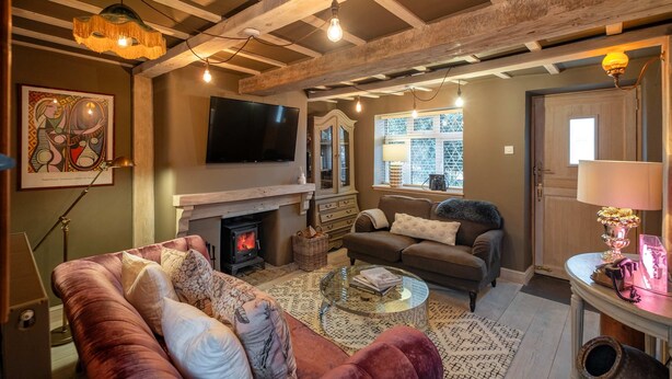 Una sala de estar acogedora con chimenea, asientos cómodos y televisor.