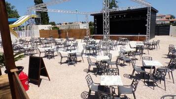 Khu ẩm thực ngoài trời