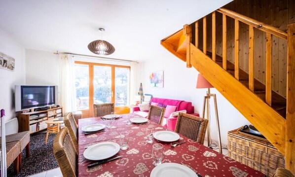 Dining - 5 Rooms for 8 People (Genos)