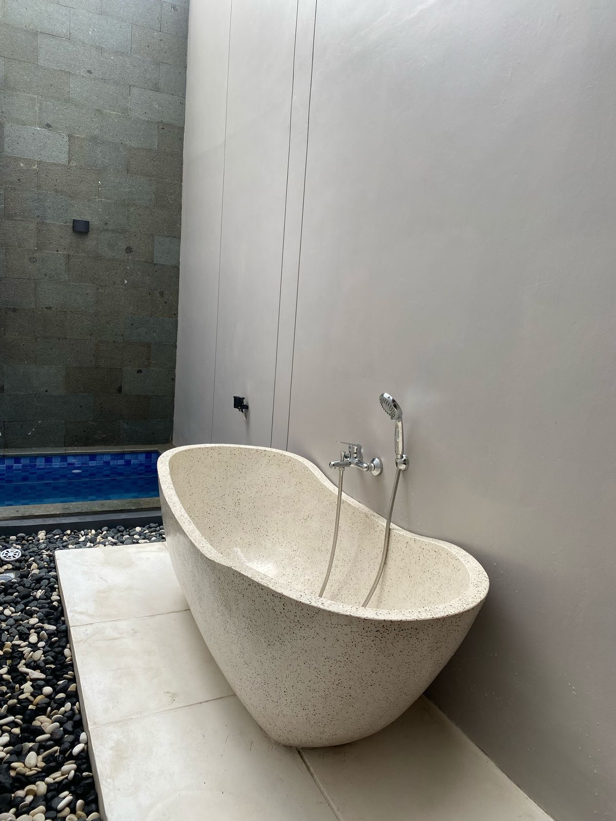 Deep-soaking bathtub