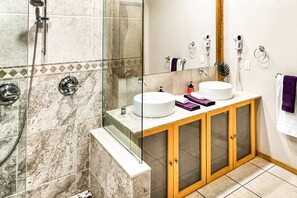 Haartrockner, Handtücher, Shampoo