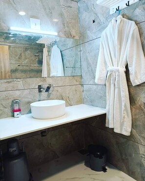 Handtücher, Seife, Shampoo, Toilettenpapier