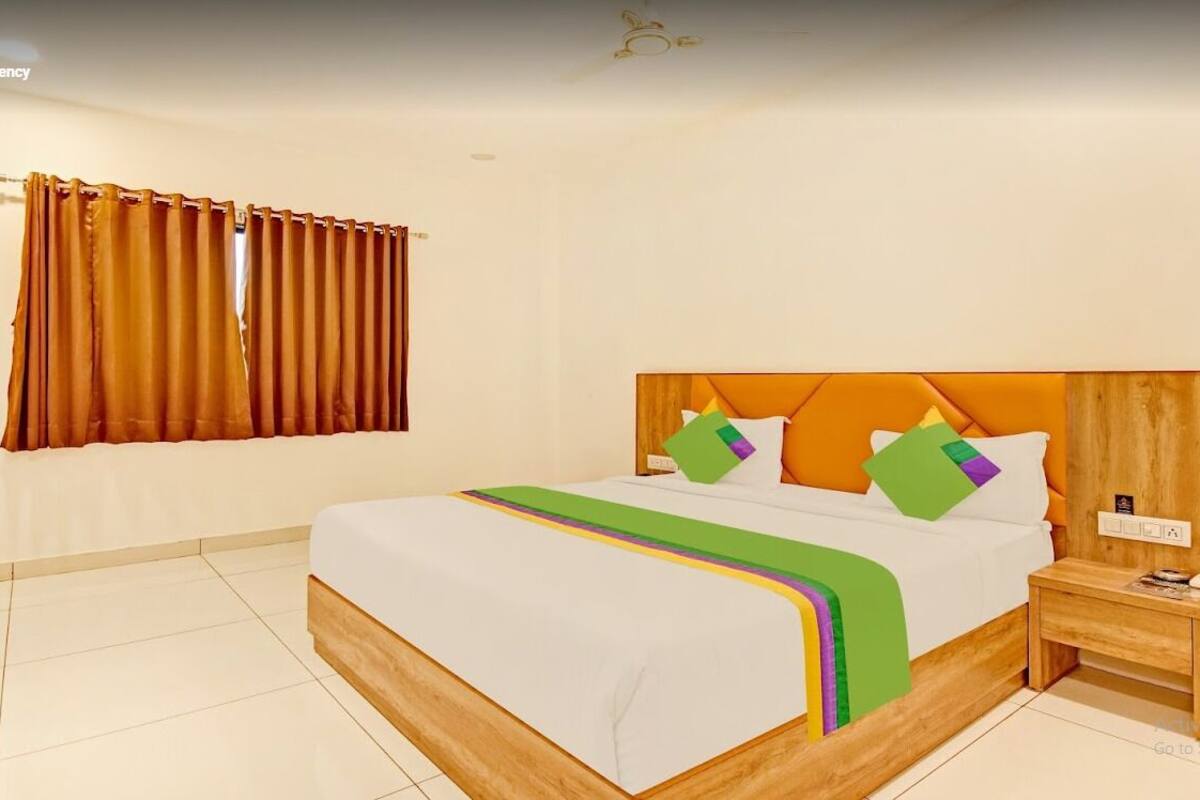 Quarto casal luxo | Frigobar, escrivaninha, espaço de trabalho para notebook