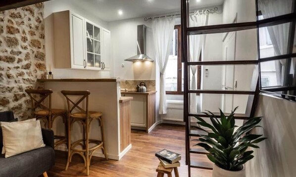 Living area - Joli Studio Climatise Vieil Antibes (Antibes)