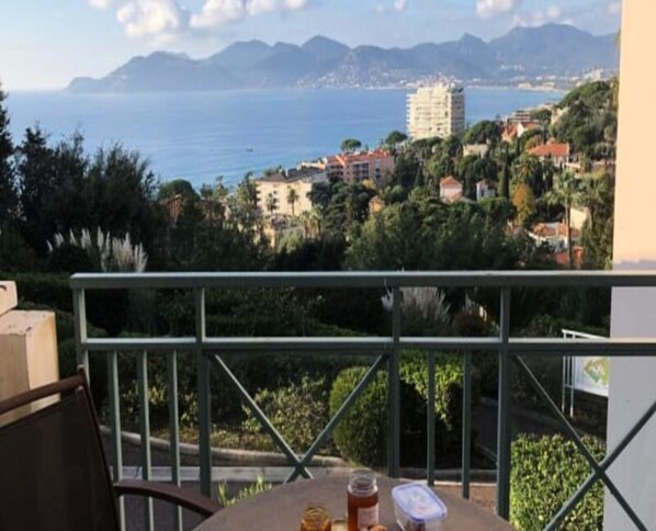 Living room - Comfortable Apartment Near Cannes (Cannes)