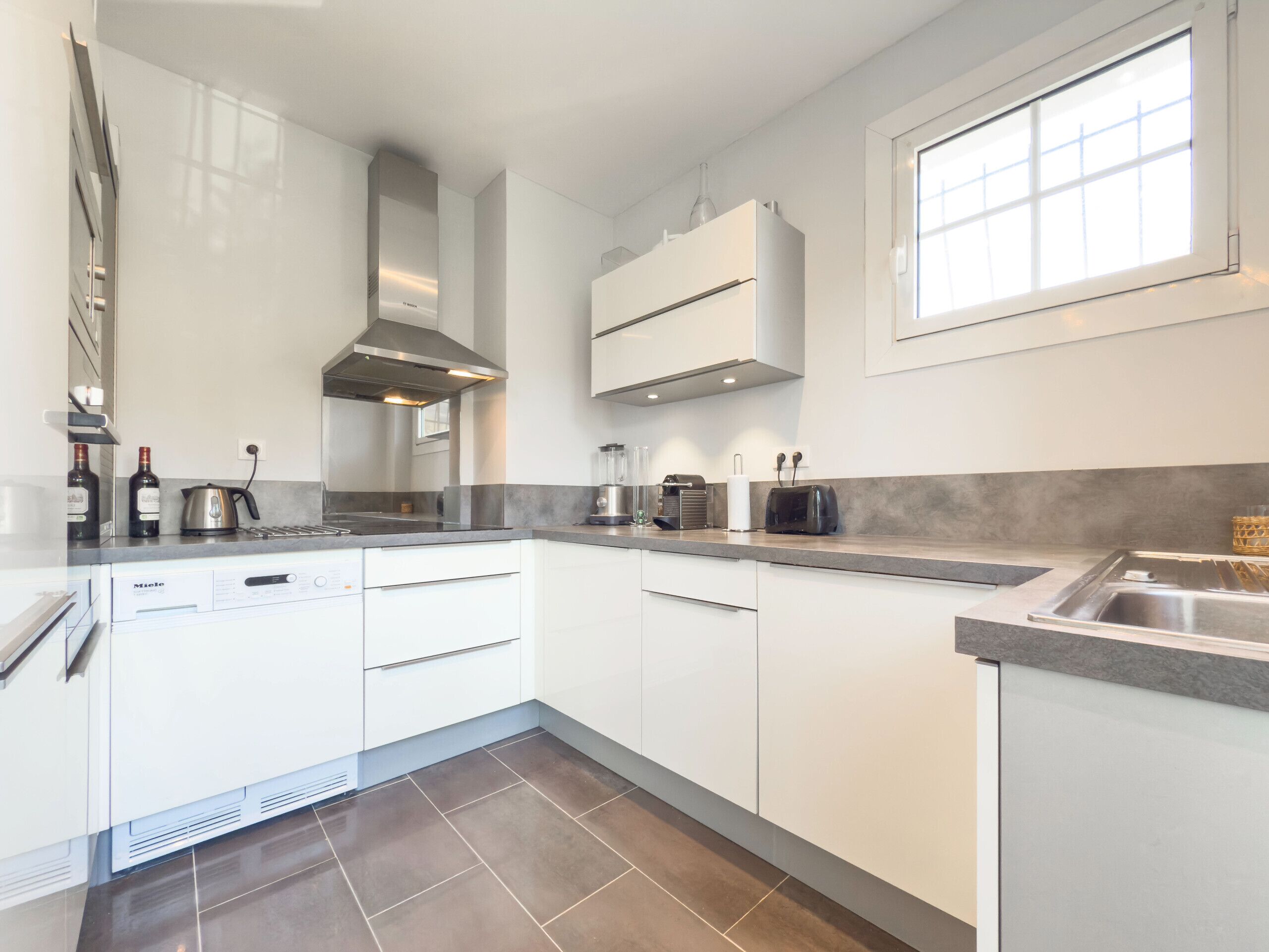 Kühlschrank, Mikrowelle, Ofen, Geschirrspüler