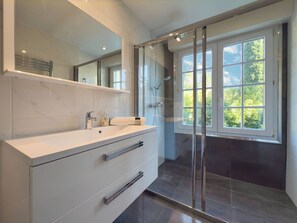 Shower, hair dryer, towels