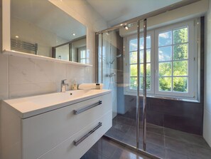 Douche, sèche-cheveux, serviettes fournies