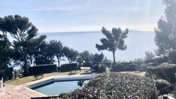 Kolam renang outdoor