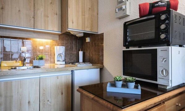 Microwave, oven, coffee/tea maker, cookware/dishes/utensils