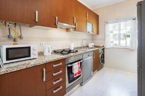 Een koelkast, een microgolfoven, een oven, een vaatwasser