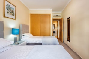 2 chambres, coffres-forts dans les chambres, fer et planche Ă repasser
