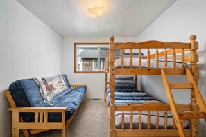 4 bedrooms, free WiFi, bed sheets