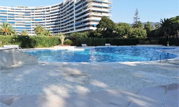 Piscine couverte, piscine extérieure