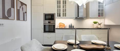 Luxury Apartment, 3 Bedrooms, Balcony, City View | Private kitchen