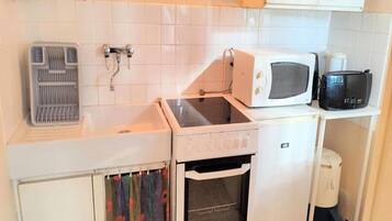 Fridge, microwave, oven, cookware/dishes/utensils