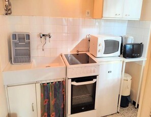 Geladeira, micro-ondas, fogão, talheres/pratos/utensílios de cozinha