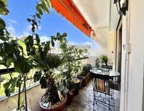 Outdoor dining - Bright 31m2, Floral Terrace, Near Croisette (Cannes)